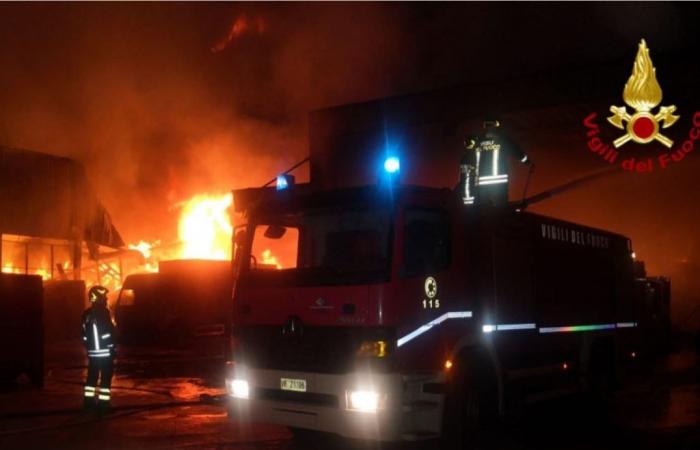 Großbrand in einem Industrielager in Ancona. Feuerwehrleute sind fast 24 Stunden im Einsatz