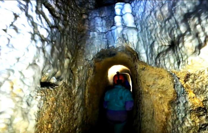 Sie steigen in einen unterirdischen Mäander in Agrigent hinab. Ein Kilometer wurde im 4. Jahrhundert v. Chr. ausgegraben. C. Sie finden Graffiti-Schriftzüge und Daten