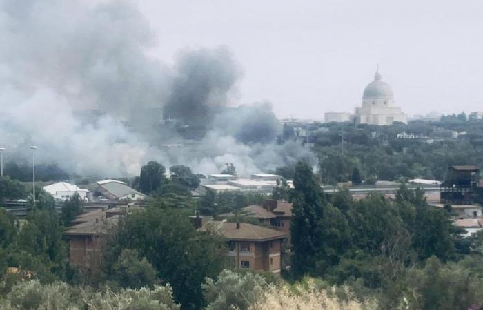 Magliana, Großbrand in einem Industriegebiet, Viadukt nach Fiumicino geschlossen. Lanzi: Katastrophe angekündigt. Brände in der Stadt, über 100 Einsätze in wenigen Stunden