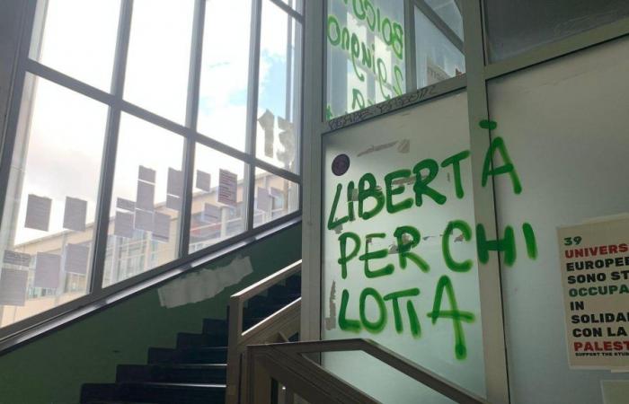 Portiken und Mauern des Palazzo Nuovo wurden von Pro Palestine, Lo Russo, unkenntlich gemacht: „Vandalismus, kein Protest“