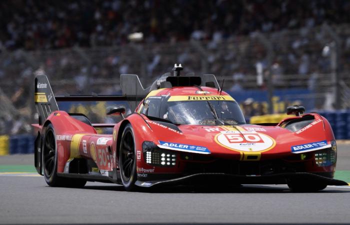 Cariati umarmt Antonio Fuoco. Der Ferrari-Pilot kehrt nach seinem Sieg bei den 24 Stunden von Le Mans „nach Hause zurück“.