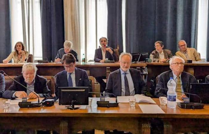 Messina, der Vergleich zwischen dem Spa der Straße von Messina und dem Ausschuss „Statt der Brücke“ liegt in der Kommission