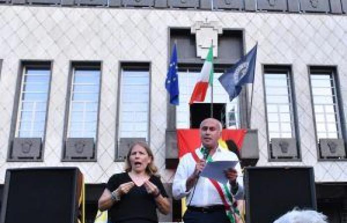 Cosenza Pride 2024: Rede von Bürgermeister Caruso auf der Piazza dei Bruzi