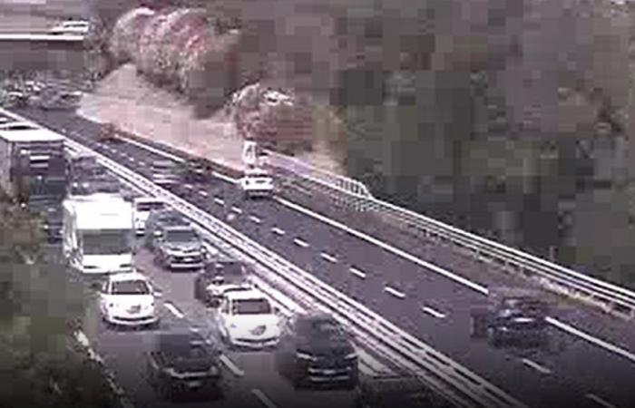 Unfall auf der A14, 5 km lange Warteschlange für einen gesperrten Abschnitt zwischen Pescara Süd und Ortona in Richtung Bari