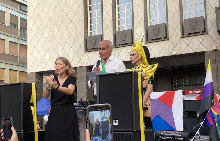 Cosenza Pride 2024: Rede von Bürgermeister Caruso auf der Piazza dei Bruzi