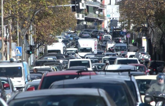 Zu viele Autos in den Städten, zunehmend Stau. In Messina nimmt die durchschnittliche Entfernung ab