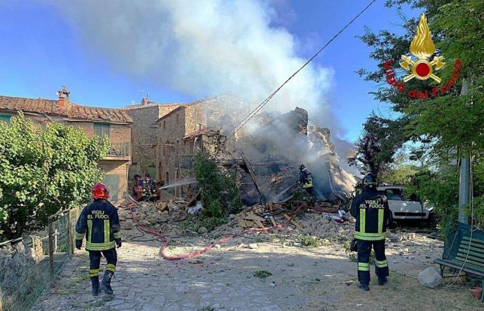 Ein Haus in Parrano explodiert und stürzt aufgrund eines Gaslecks ein. Eine Frau ist sehr ernst