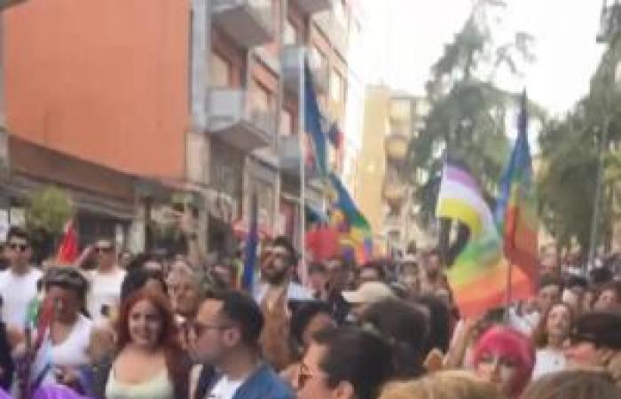 Cosenza Pride, farbenfrohe Prozession durch die Straßen der Stadt. „Lasst uns auf die Rechte aller achten“