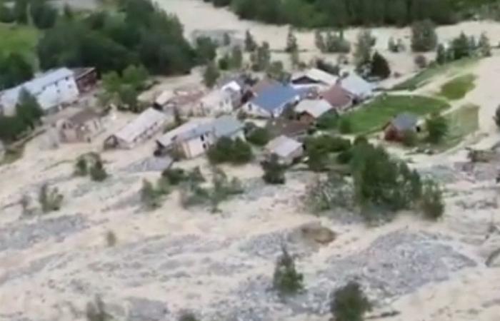 Im französischen Valle d’Isère reißt eine Sturzflut ein ganzes Bergdorf weg