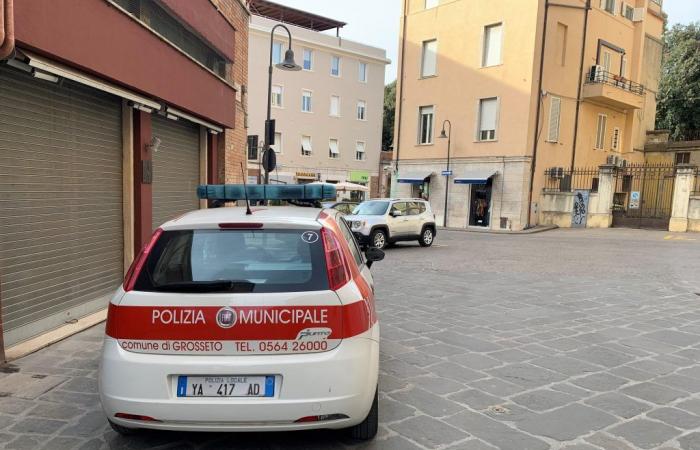 Er wurde mit einer Geldstrafe belegt und beleidigte zwei Polizistinnen. Es wird sowohl die Gemeinde als auch die Gemeinde Il Tirreno entschädigen