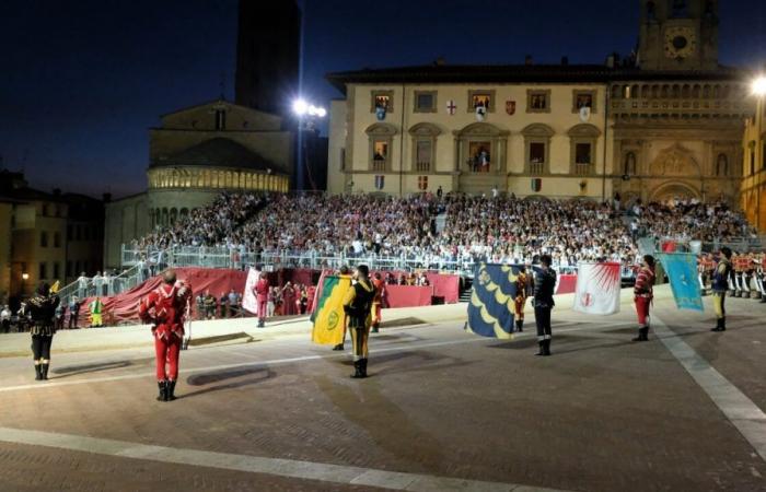 Es ist Giostra. 400 Teilnehmer bereit, zur Piazza Grande zu gehen, die Liste