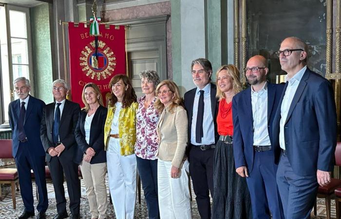 Die Bürgermeisterin von Bergamo Carnevali findet den Platz in ihrem Gemeinderat: links… von der Mitte