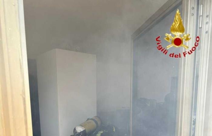 Feuer in Civitavecchia: Dichter Rauch und Verkehr in der Kaserne unterbrochen