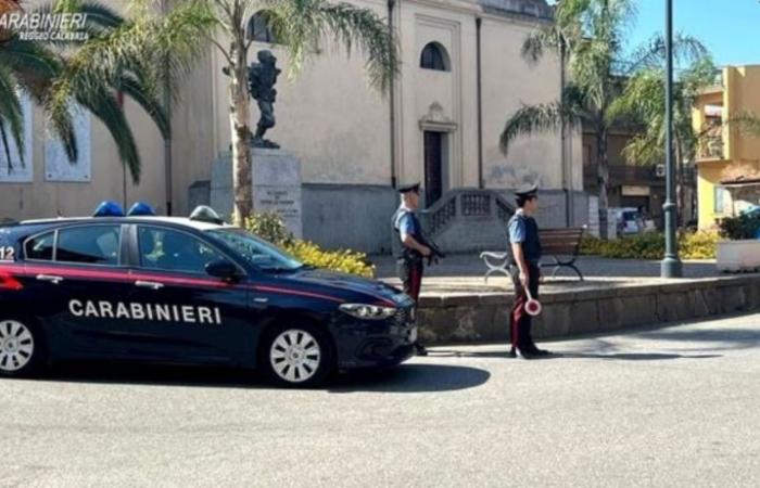 Eine 70-jährige Frau wurde in der Provinz Reggio Calabria von einem selbsternannten Anwalt und einem falschen Polizisten betrogen, unter Mitschuld einer Frau aus Kampanien, die identifiziert und angezeigt wurde