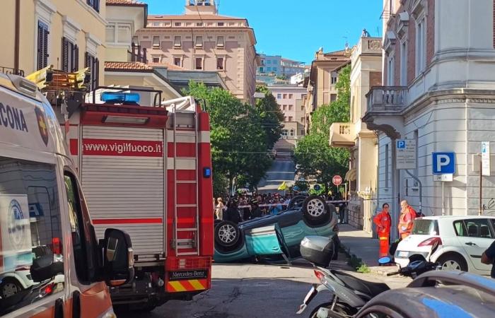 Ancona, Unfall am Passetto: Das Motorrad zerbricht in tausend Teile, der Zentaur wird in Torrette schwer verletzt – FOTO – Nachrichten Ancona-Osimo – CentroPagina