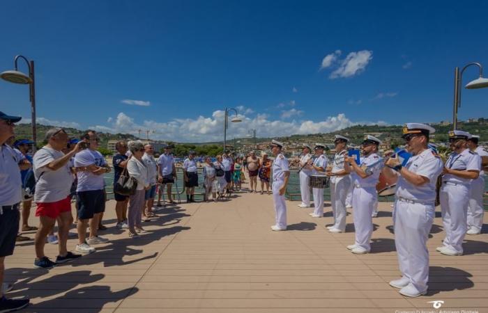 Die Fanfare der Marineakademie von Livorno verzaubert diejenigen, die am Meer entlangschwimmen
