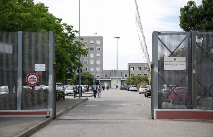 Häftling entkommt aus dem Bollate-Gefängnis: Er ist aus der internen Werkstatt geflohen