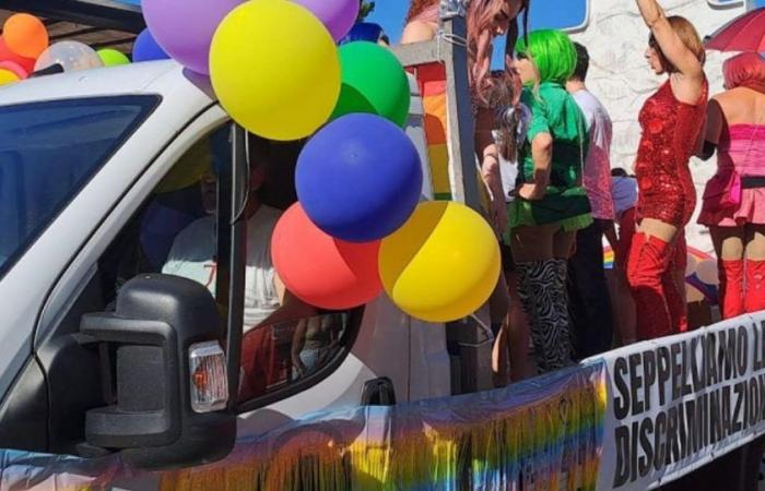 Von Ancona bis Palermo füllt die Pride Wave die Straßen von neun weiteren Städten: „Melonis Rechte trifft uns jeden Tag“