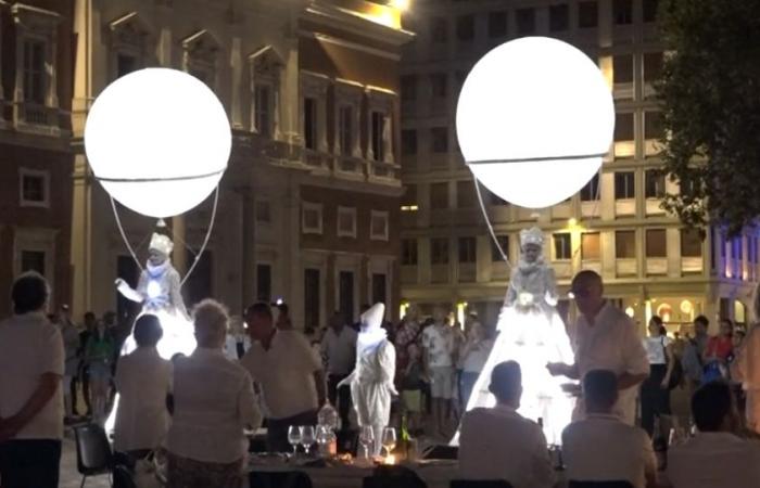 200 Leute beim weißen Abendessen. VIDEOS & INTERVIEWS Reggioline -Telereggio – Aktuelle Nachrichten Reggio Emilia |