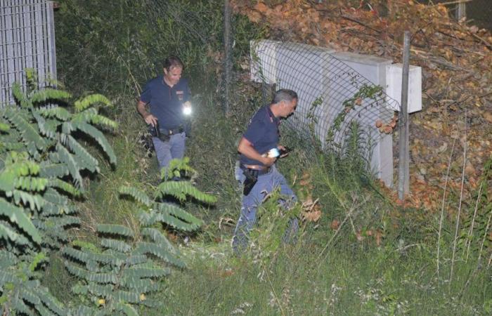 Leiche eines Jungen im Park in Pescara gefunden, Rätsel um den mit einem Tauchermesser getöteten 15-Jährigen