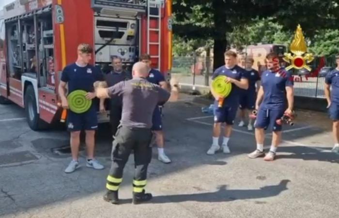 Die U20-Rugby-Nationalmannschaft „trainiert“ mit den Feuerwehrleuten von Treviso. VIDEO