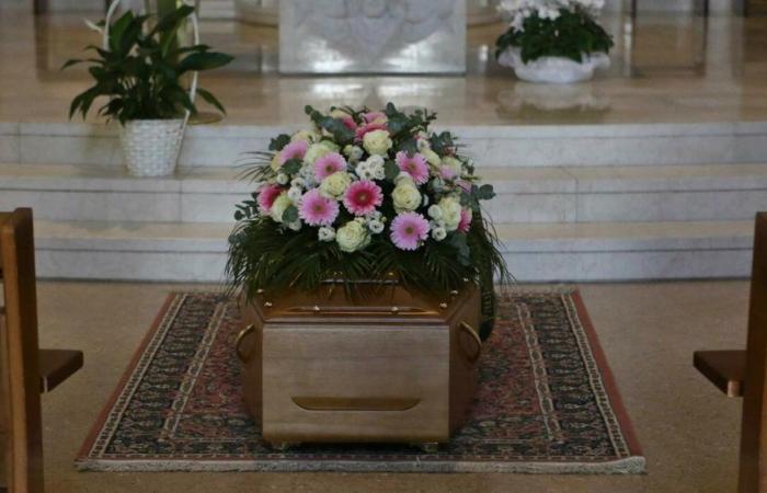 Seit einem Monat tot, niemand beansprucht seinen Körper. Eine Frau liest die Nachrichten und beschließt, die Beerdigung zu bezahlen: „Er wird ein würdiges Begräbnis bekommen“