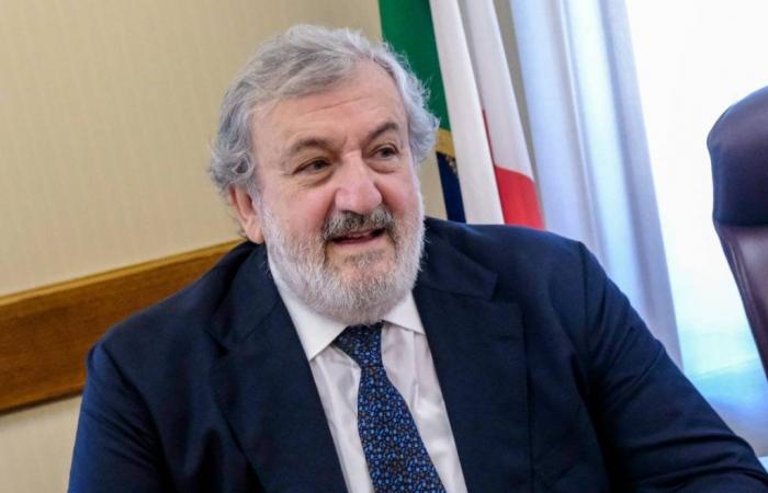 „Gegen Emiliano entlarvt“. Der apulische Gouverneur in Schwierigkeiten wegen eines Treffens bei der örtlichen Gesundheitsbehörde von Lecce