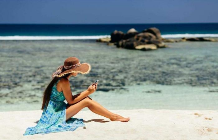 Smartphone am Strand, auf Überhitzung achten: So vermeiden Sie dieses gefährliche Problem