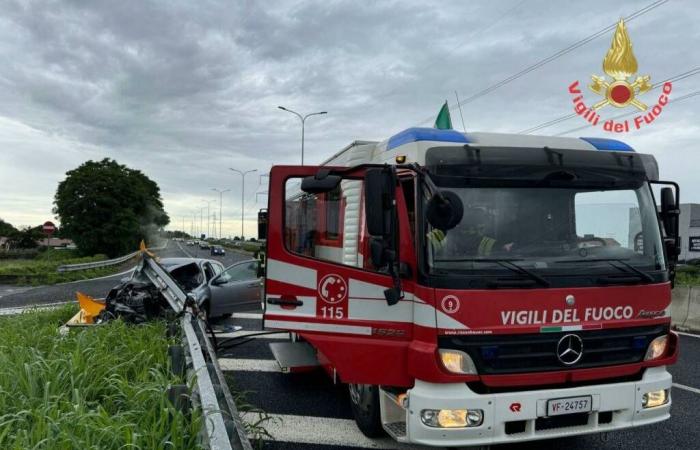 Verkehrsunfall auf der SS36: Auto prallt in Carate Brianza gegen Leitplanke
