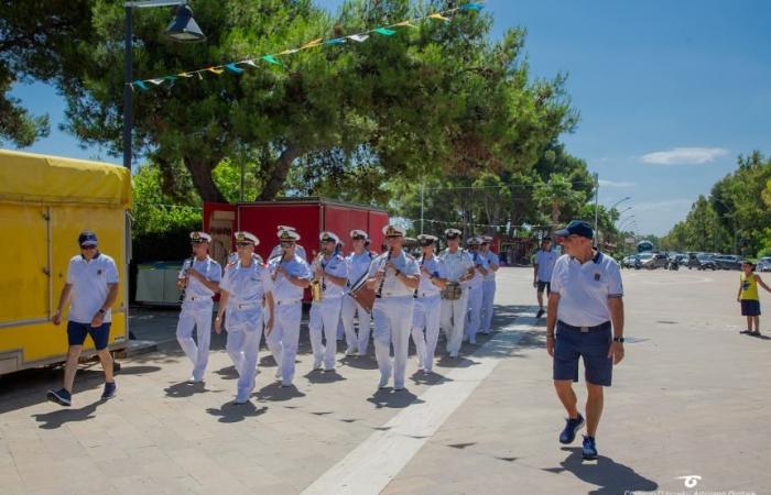 Die Fanfare der Marineakademie von Livorno verzaubert diejenigen, die am Meer entlangschwimmen