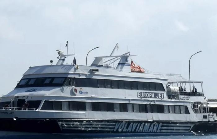 Unfall im Hafen von Sorrent: Motorschiff landet auf dem Kai