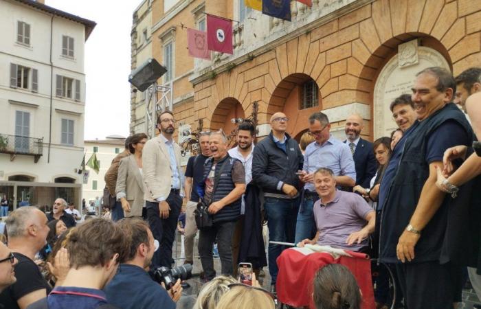 Stefano Zuccarini wird mit 27 Stimmen erneut als Bürgermeister von Foligno bestätigt