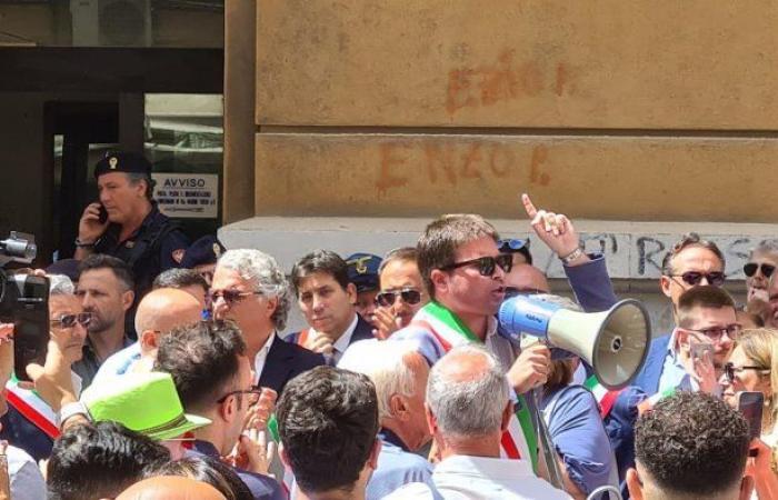Krise im Krankenhaus Sant’Agata: Demonstration in Neapel ohne Treffen mit De Luca