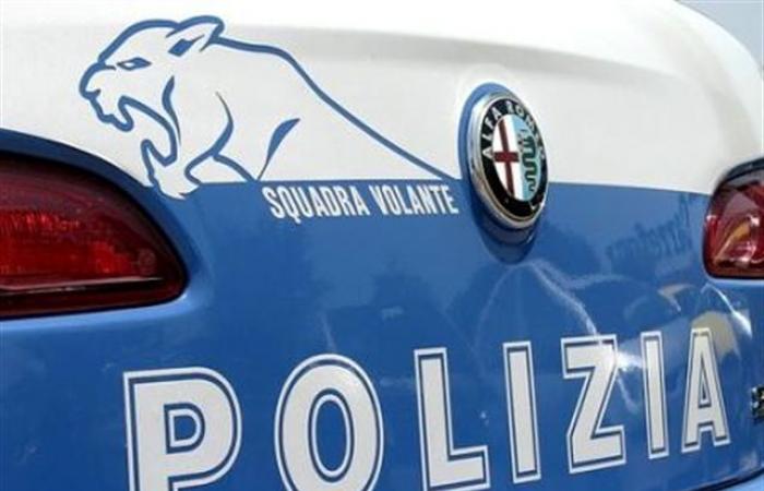 DACUR ausgestellt vom Polizeikommissar der Provinz Lecce gegen einen Ausländer, der wegen Schlägerei, Beschädigung und illegalem Tragen von Waffen oder strafbaren Gegenständen angezeigt wird – Polizeipräsidium Lecce
