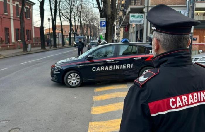 Reggio nell’Emilia: Haschisch zwischen Reifenprofil und Blumenbeet im historischen Bahnhofsbereich gefunden