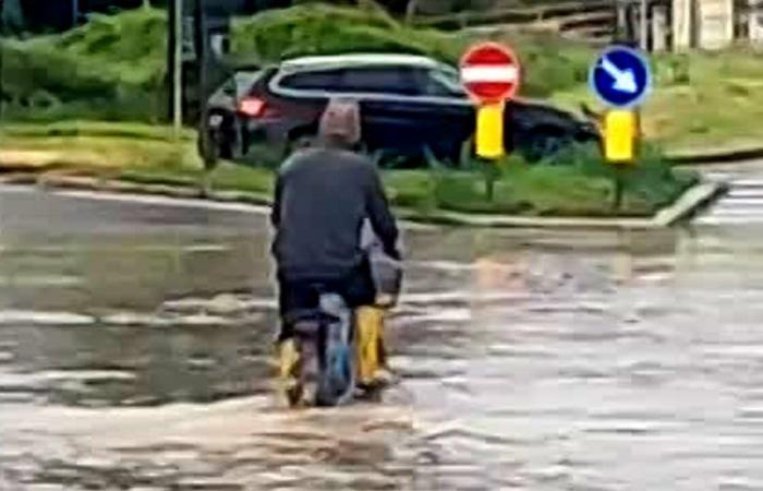 Verlassener Regen und kritische Situation in San Piero in Bagno aufgrund von Überschwemmungen