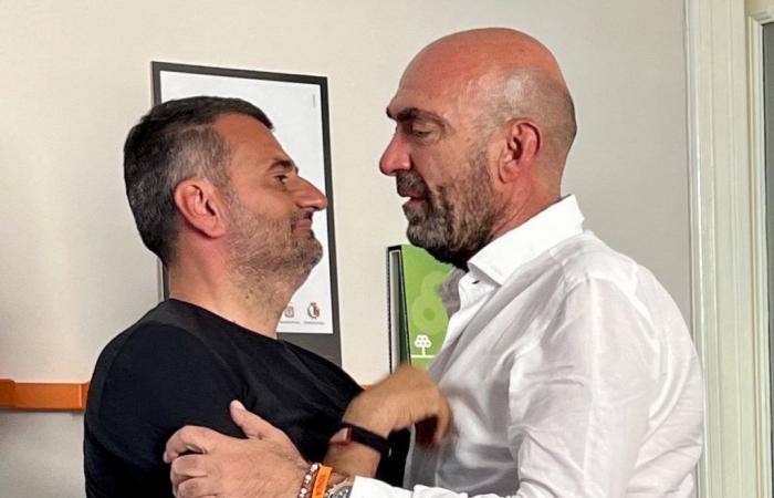 Vito Leccese erobert Bari mit einem Erdrutsch: 70-30 % gegen Romito. Und Decaro krönt ihn: „Er wird der beste Bürgermeister der Stadt sein“ – Das Video
