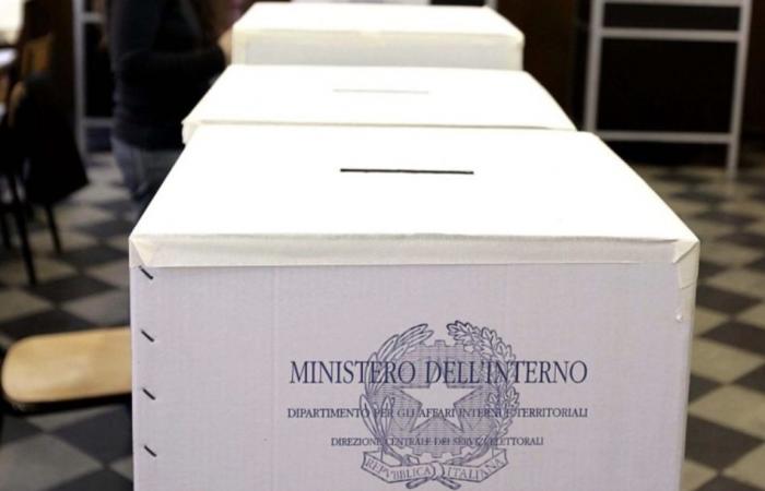 Stimmzettel in der Toskana, die Wahllokale sind bis 15 Uhr geöffnet. Dann zähle ich die Stimmen aus