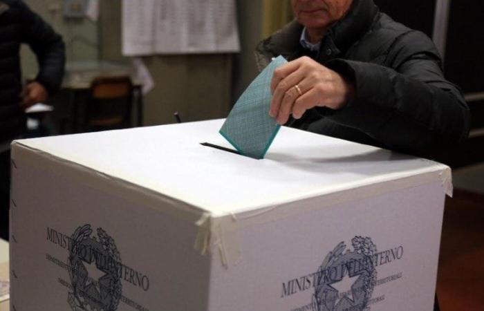 In über 100 Städten läuft die Abstimmung bis 15:00 Uhr, der Gewinner findet in Bari und Florenz statt