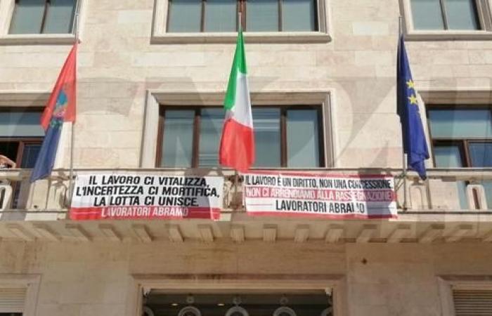 Crotone, der Protest der Abramo-Mitarbeiter geht weiter: Protest in der Gemeinde
