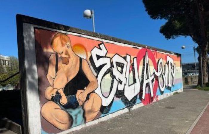 Wandgemälde des Mannes, der sein Kind in Rimini stillt, Davide Fabbri, der wegen Verunstaltung vor Gericht steht