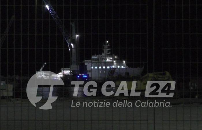 Migranten: Diciotti-Schiff in Crotone mit 5 Leichen aus dem Schiffbruch im Ionischen Meer