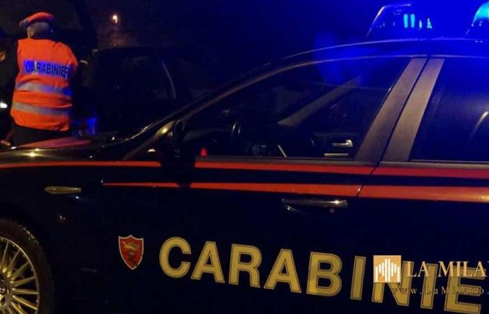 Modena, neuer Fahrer, betrunken während der Fahrt, bleibt auf der Straße stehen und schläft ein: ein 22-Jähriger berichtet