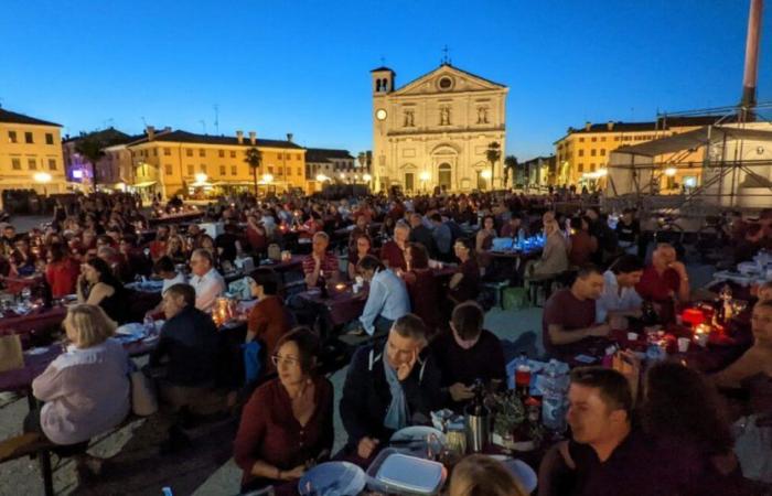 Palmanova feiert auf der Piazza Grande mit einem Abendessen für die UNESCO