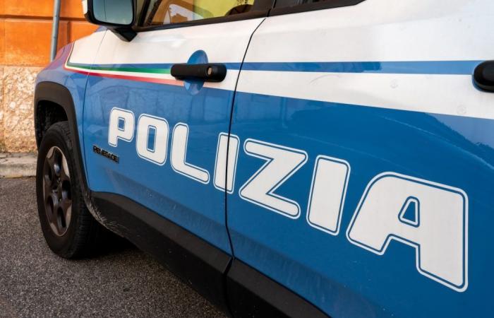 Mann und Frau tot zu Hause in Fano aufgefunden, Ermittlungen wegen Doppelmords: Sohn befragt