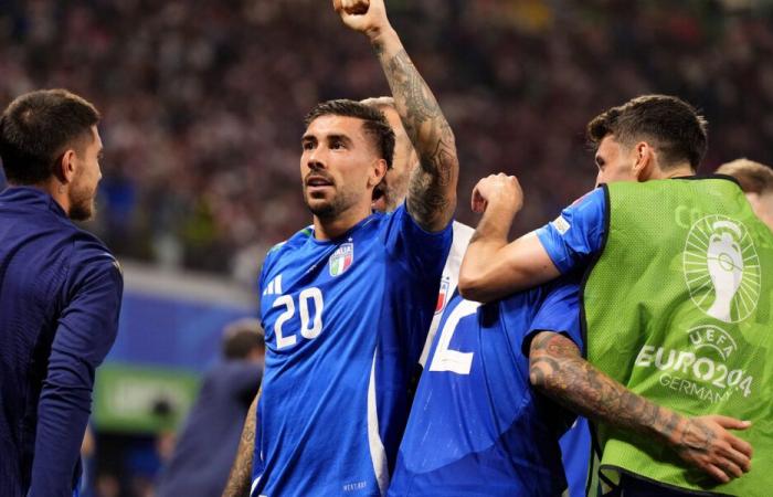 Italien in seinem letzten Atemzug! Zaccagni gleicht in der 98. Minute aus und bringt die Azzurri ins Achtelfinale der Europameisterschaft!