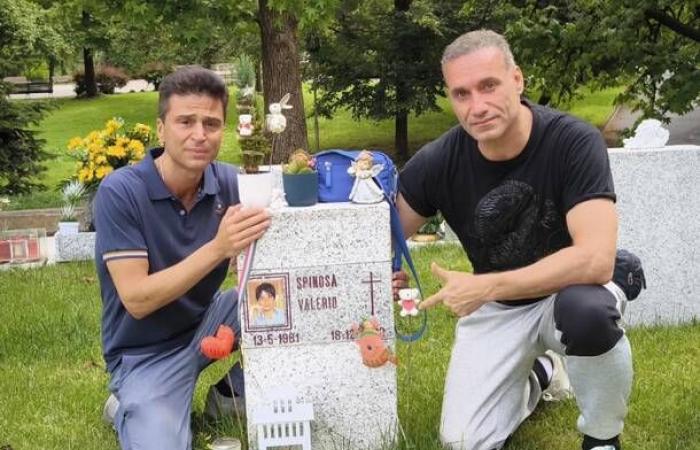 Der Schauspieler und Kampfkünstler Ron Smoorenburg erinnert in Legnano an Valerio Spinosa