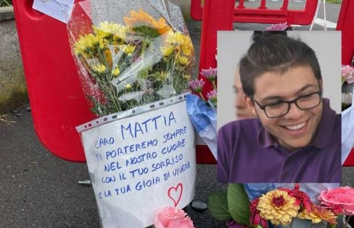 Blumen und Nachrichten für Mattia Dattis: Beileid in Nerviano und Parabiago