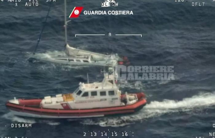 Schiffbruch vor der Küste von Roccella, die „Diciotti“ in Crotone mit 5 geborgenen Leichen