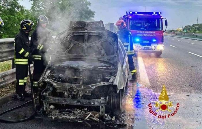 Auto durch Feuer an der Carisio-Mautstelle auf der A4 zerstört. DIE FOTOS
